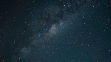 Foguete decolando com a bandeira do Brasil ao fundo, representando o avanço da tecnologia espacial no país.