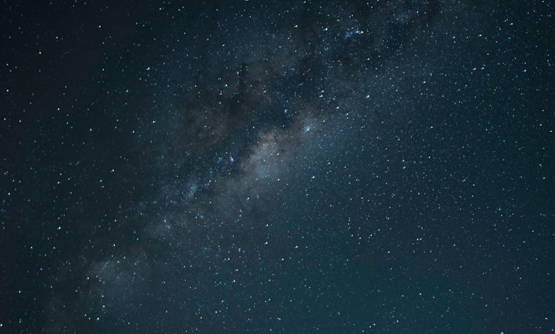 Foguete decolando com a bandeira do Brasil ao fundo, representando o avanço da tecnologia espacial no país.