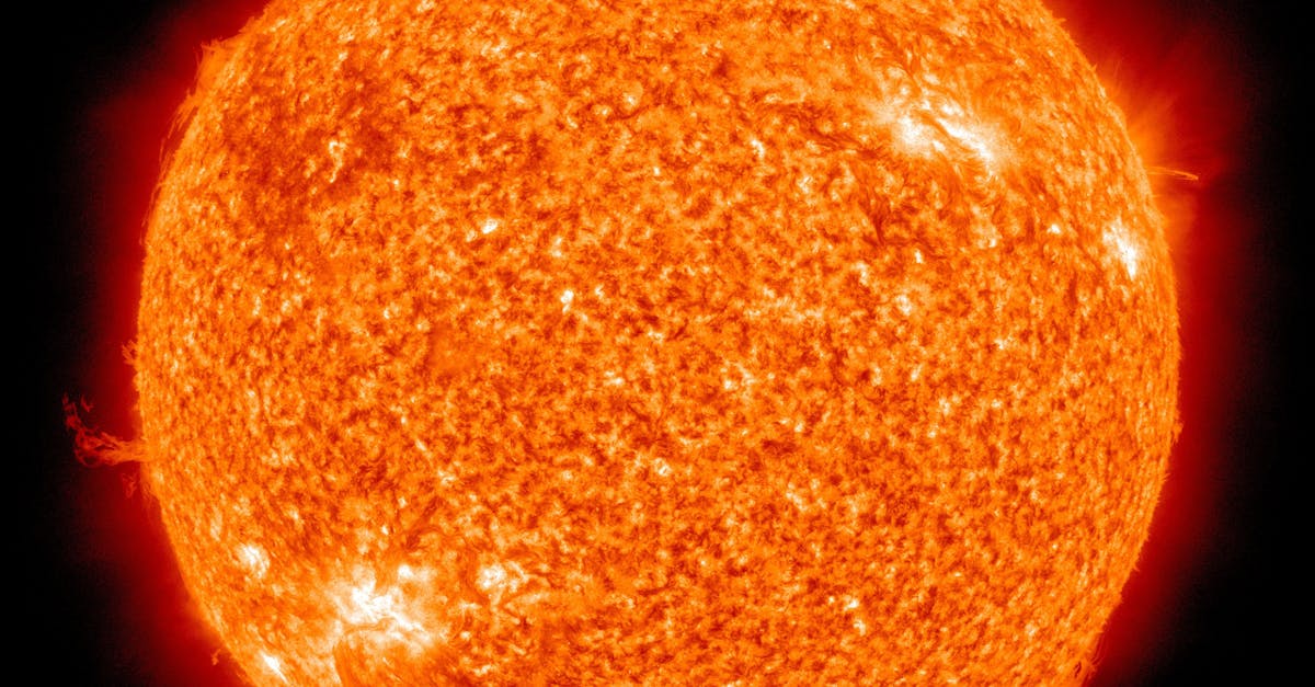 Tecnologias sustentáveis: painéis solares e turbina eólica em paisagem natural