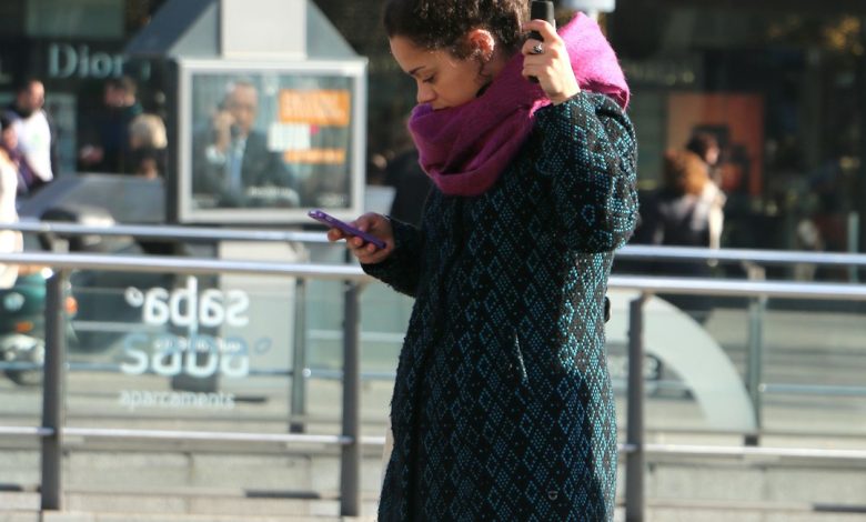 Uma pessoa frustrada com o sinal de wi-fi fraco em seu notebook.