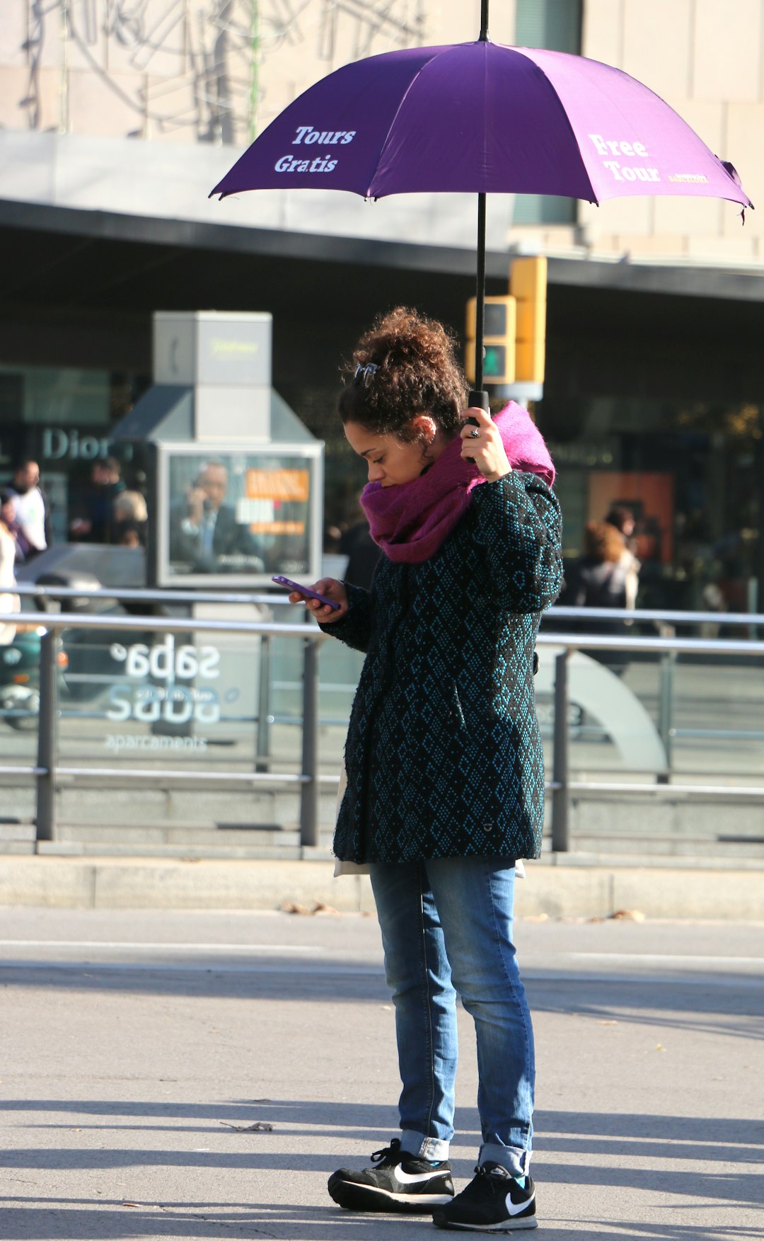 Como melhorar sinal de internet: pessoa ajustando o roteador Wi-Fi em casa